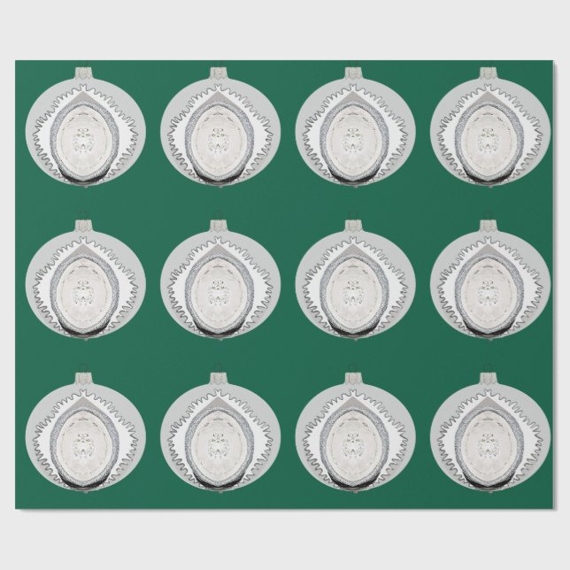 Papel De Presente White Ornament on Green Wrappaper (Aberto)