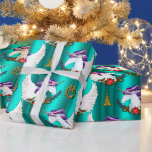 Papel De Presente Winged Unicorn Teal Christmas Wrappaper<br><div class="desc">Um papel de embrulho mágico e colorido de unicórnio para o Natal. O design apresenta um padrão de unicórnios alados lindos com mansos roxos e cor-de-rosa, chifres dourados e asas brancas grandes. Há poinsettia (a tradicional flor de Natal) debaixo deles e também folhas sagradas. À volta deles estão as ouros...</div>