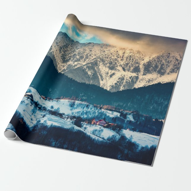 Papel De Presente Winter landscape in Carpathian Mountain. Bran, Rom (Desenrolado)