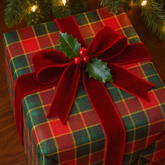 Papel de Presente Xadrez Vermelho e Verde de Natal (Wrapped in tartan and velvet, this gift glows with holly charm beneath twinkling Christmas lights.)