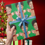 Papel De Presente Xmas de Gingerbis de Fotos Personalizadas e Minima<br><div class="desc">Mínimo Personalizado Rosto Foto Gingerpão Xmas, substitua o rosto deste Gingerpão com a sua foto favorita (certifique-se de recortar o máximo possível e usar um aplicativo para remover o fundo) e personalize este engraçado Livro de Natal Wrapping Paper com seu filho, marido ou namorado! Também é uma surpresa divertida e...</div>