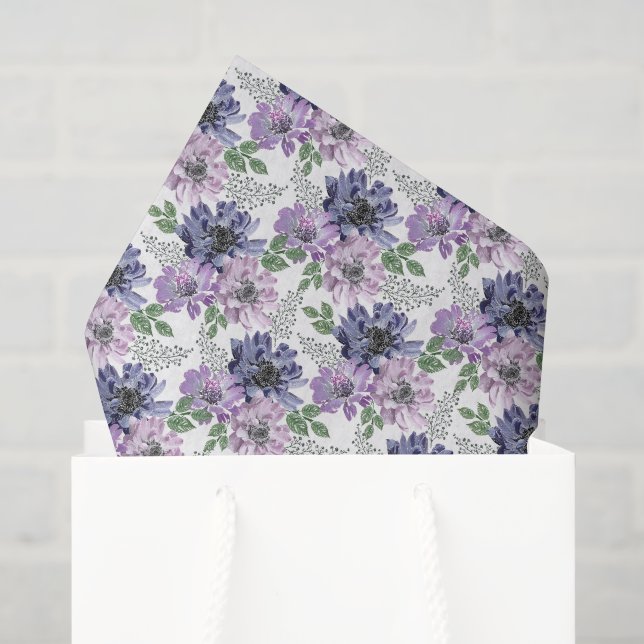 Papel De Seda Flores azuis e lilás em um fundo branco. (Sacola de presentes)
