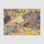 Papel De Seda Gustav Klimt Lady Com Pintura Fan Art Nouveau<br><div class="desc">Gustav Klimt Lady With Fan Art Nouveau Painting Este meio retrato de uma bela mulher mostra um fundo amarelo com ornamentos asiáticos, pássaros coloridos e flores de lótus. A senhora veste um vestido no estilo de um quimono impresso com motivos de um vestido de dragão chinês. Linda pintura artística romântica...</div>