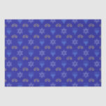Papel De Seda Hanukkah Dourada Dreidel Star de David Menorah Blu<br><div class="desc">Adicione um toque de charme de Chanucá à sua doação de presente com nosso papel de tecido festivo! Apresentando maravilhosos Dreidels de ouro, elegantes Stars of David, e o radiante Menorah em fundo azul profundo, este papel de tecido é perfeito para embrulhar seus presentes de Natal. Quer estejamos a celebrar...</div>