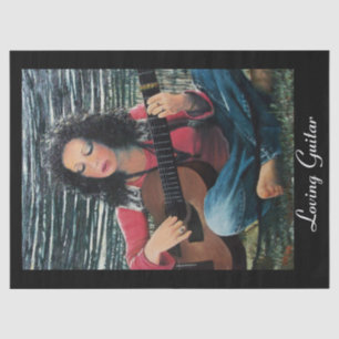 Papel De Seda Mulher Tocando Música Com Violão Acústico
