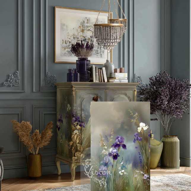 Papel De Seda Musa da Sabedoria Íris Roxa Profunda Salvia Dourad (Sage green vintage cabinet with artwork behind glass purple dried flowers pampas gold accessories)