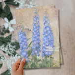 Papel De Seda Vintage Blue e White Floral Watercolor Dragonfly<br><div class="desc">Trabalho de arte midiático de estilo Vintage que foi pintado em pastéis de aquarela e petróleo por uma artista e designer internacionalmente licenciada, Audrey Jeanne Roberts. Três elogiosas torres de Delfinium azul e uma papoila branca num jardim rural. Um par de libélulas é colocado sobre o fundo textural da efemera...</div>