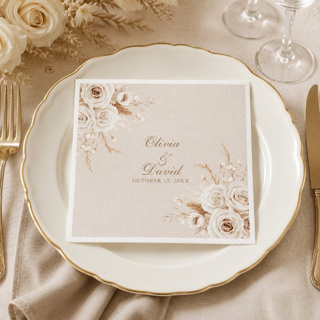 Papel Guardanapo de casamento Rosa Marfim Elegante (Elegant Ivory Rose Wedding Napkin on a wedding dinner table with ivory roses)