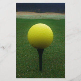 Papelaria Bola de Golfe Amarelo no campo de golfe da montanh