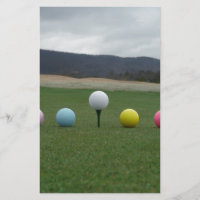 Bolas de Golfe de cor brilhante em uma montanha