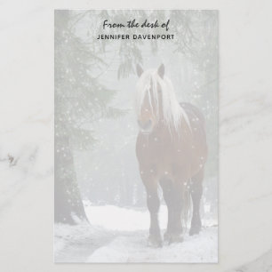 Papelaria Cavalo marrom em uma floresta de inverno com neve 