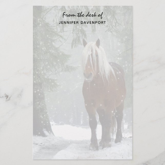 Papelaria Cavalo marrom em uma floresta de inverno com neve  (Frente)