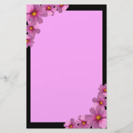Papelaria Design de Flor do Cosmos Roxo em um Fundo Preto