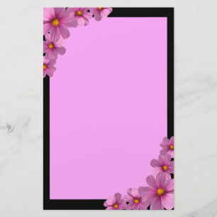Papelaria Design de Flor do Cosmos Roxo em um Fundo Preto