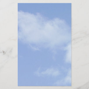 Papelaria luz - céu azul com as nuvens estacionárias