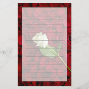 Papelaria Rosa branco nas pétalas vermelhas