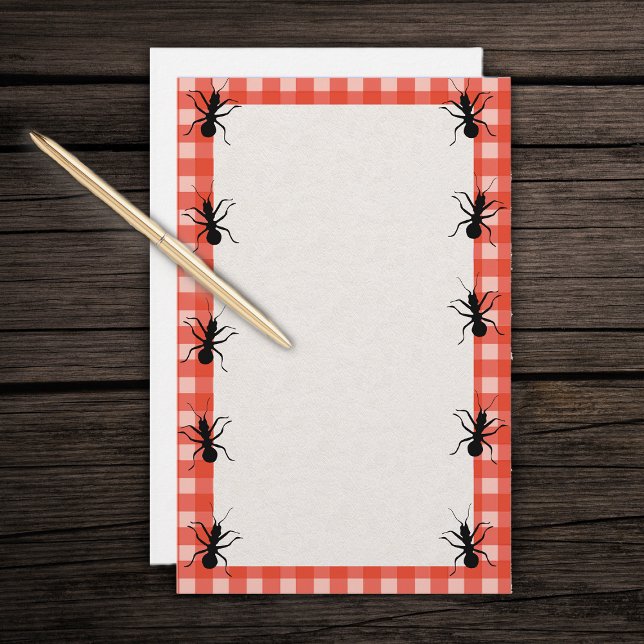 Papelaria Tablecloth de Xadrez de Ants Rastreáveis (Marching black ants around red and white tablecloth plaid border on white writing stationery.)