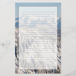 Papelaria Uma vista cénico de montanhas nevado e de árvore