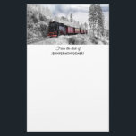 Papelaria Vintage Train Winter Christmas Cena<br><div class="desc">Papelaria persoanizada com fotografia de uma paisagem de inverno nevada com pinheiros cobertos de neve. Um trem vermelho,  dourado e preto à moda antiga,  viajando pela natureza selvagem. Conjuga os pensamentos de voltar para casa no Natal.</div>