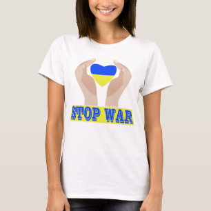 Pára a guerra, coração ucraniano nas mãos T-Shirt