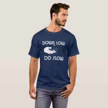 Para baixo baixo, t-shirt demasiado lento