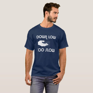 Para baixo baixo, t-shirt demasiado lento
