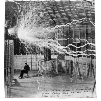 Para Box Nikola Tesla em sua cortina de chá do laboratório