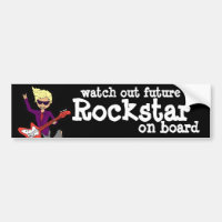 Veja o futuro Rockstar no adesivo do para-choques