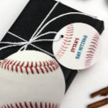 Para Lembrancinhas Bar de baseball Mitzvah Red Blue Favor Etiquetas<br><div class="desc">O toque final essencial para qualquer festa de baseball, este design apresenta a aparência de um beisebol e pode ser personalizado com qualquer nome e evento. Adicione sua mensagem especial no verso. Excelente para presentes de jogador de fim de estação, ou favores de aniversário! Altere as cores com o botão...</div>