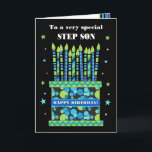 Para Passo Filho Bolo de Aniversário com Cartão de<br><div class="desc">Um cartão de aniversário brilhante para seu enteado, com muitas velas apadrinhadas em um bolo de aniversário. No topo do cobrir da frente, as palavras "Para um PASSO MUITO ESPECÍFICO" encontram-se em letras brancas sobre o fundo preto. Há uma banda azul ao redor do bolo com "FELIZ ANIVERSÁRIO!" também em...</div>