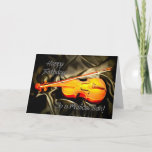 para um filho, cartão de aniversário musical com<br><div class="desc">Um cartão musical que caracteriza um violino que encontra-se na seda. Veja a escala inteira dos cartões para idades e relações em minha loja. Todos os direitos reservados Norma Cornes dos trabalhos de arte</div>