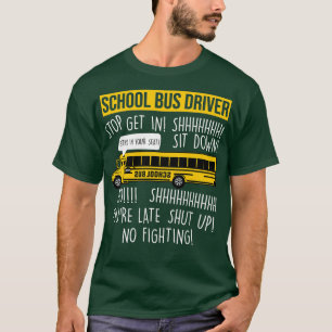 Parada do driver do barramento da escola de camisa