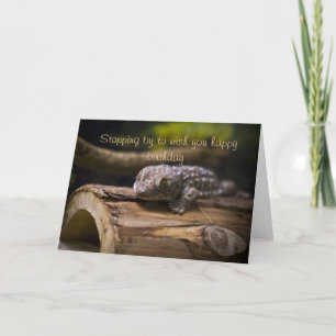 Parando perto, o aniversário deseja o cartão