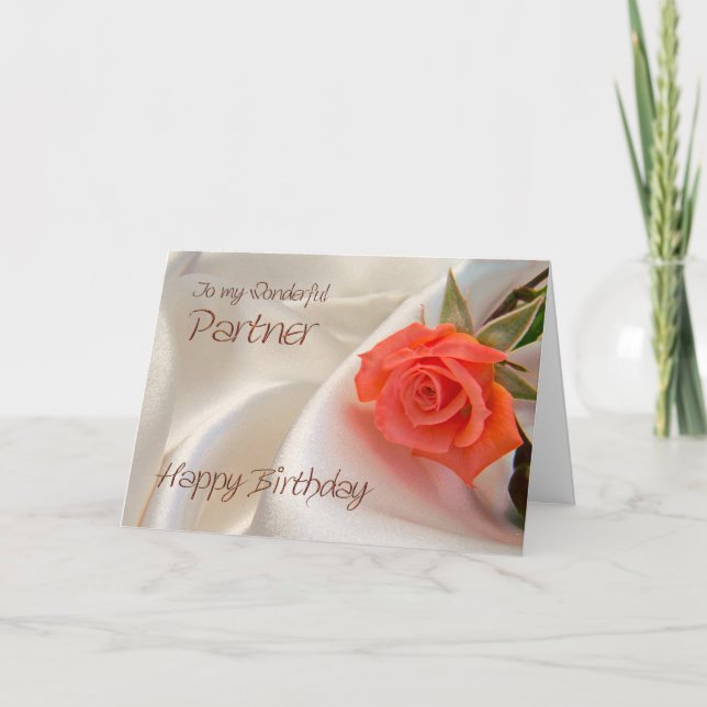 Parceiro, um cartão de aniversário com uma rosa ro (Frente)