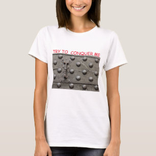 PARTICULAR DA PORTA DE UM CASTELO T-SHIRT