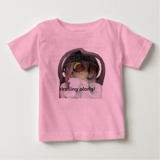 Passando pela camisa de manga longa criança