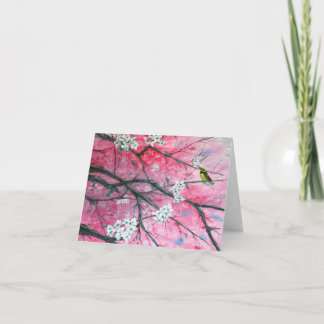 Passarinho entre o cartão de nota das flores de