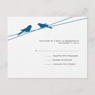 Pássaros Azuis e Brancos de Amor em um RSVP de Fio