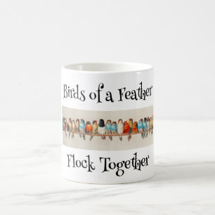 Pássaros de uma caneca de café de penas