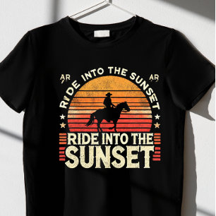 Passear na T-Shirt por pôr do sol