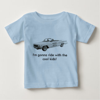 Passeio com o t-shirt legal dos miúdos