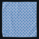 Pata Imprime o Cachorro Personalizado Bandana Azul<br><div class="desc">Uma bandana azul e bonita com um padrão de impressão de pata. Personalize-o com o nome do seu cão. © ArianeC Ilustrações — Todos os direitos reservados</div>