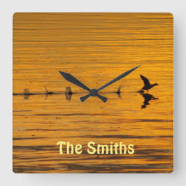 Pato Voando Através do Relógio de Parede Temporal