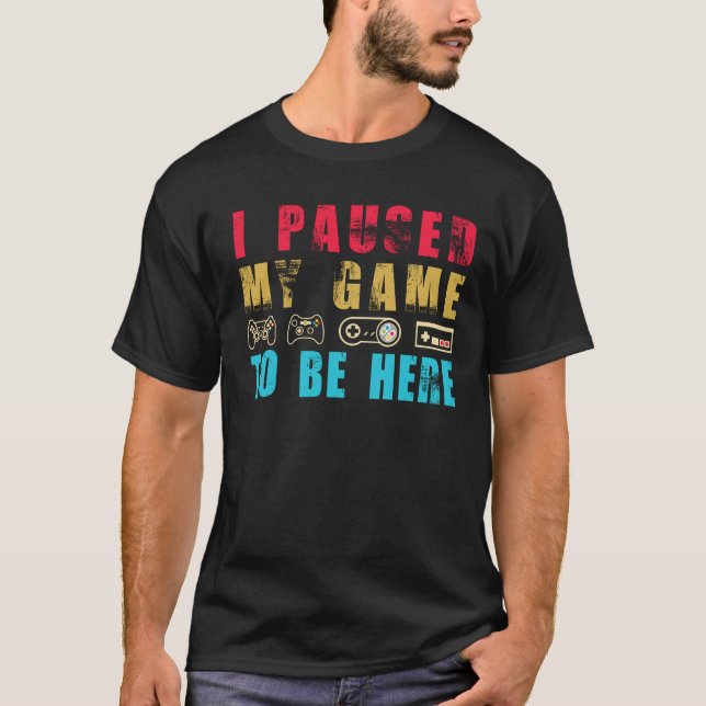 Pausei meu jogo para estar aqui, camiseta | Gamer  (Frente)