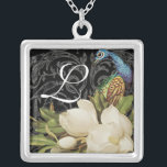 Pavão do vintage & colar do monograma das<br><div class="desc">Estes pavão do vintage, damasco, magnólias e design elegantes dos redemoinhos são caracterizados em uma vasta gama de produtos do casamento que incluem convites. Esta colar da lembrança da prata esterlina é perfeita para sua filha, irmã, tia, mãe ou avó - tem uma apelação elegante que cruze as idades. Também...</div>