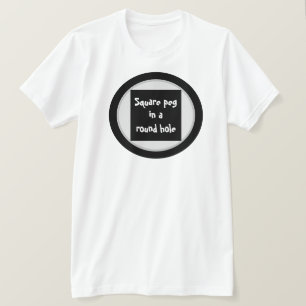 Pavilha quadrada numa t-shirt redonda