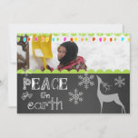 Paz no Cartão com fotos de Férias do Chalkboard na<br><div class="desc">Um quadro de reflexão tem um legal texto branco que diz "Paz na Terra" na frente e "Alegria ao Mundo" nas costas com flocos de neve, um veado branco de silhueta e luzes coloridas de árvores com áreas que você pode personalizar com seus nomes e fotos! Este cartão com fotos...</div>