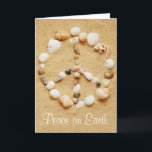Paz no cartão do sinal de paz do Seashell da terra<br><div class="desc">Paz na terra! Seashells na forma de um sinal de paz em um Sandy Beach. Totalmente customizável para que você personalize como você por favor! Aperfeiçoe para um cartão de Natal ou para toda a ocasião!</div>