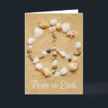 Paz no cartão do sinal de paz do Seashell da terra<br><div class="desc">Paz na terra! Seashells na forma de um sinal de paz em um Sandy Beach. Totalmente customizável para que você personalize como você por favor! Aperfeiçoe para um cartão de Natal ou para toda a ocasião!</div>