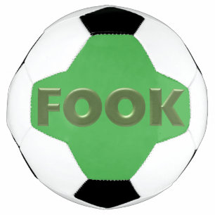 Pé verde na bola de futebol verde